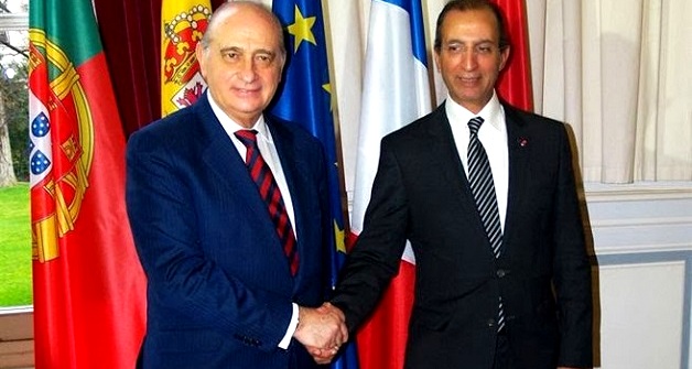 وزير الخارجية المغربي محمد حصاد ونظيره الإسباني خورخي فيرنانديث في قمة باريس يوم 20 فبراير الماضي.